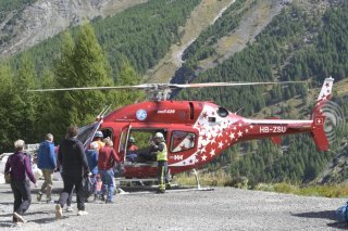 Durant le week-end, 800 personnes ont été évacuées par hélicoptère de la vallée de Saas. Les trajets reprennent lundi. KEYSTONE/Alain D. Boillat